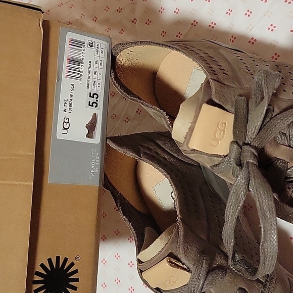 NIB UGG shoes size 5.5 - Picture 4 of 4